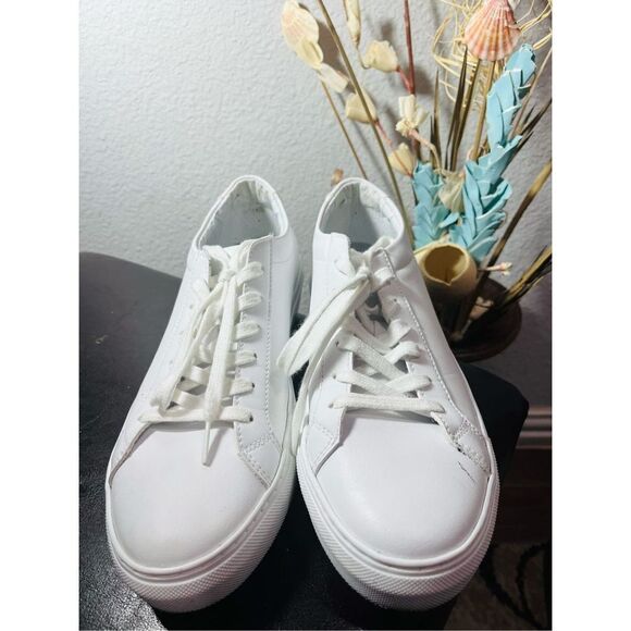 Steve Madden Bolo White Sneaker size 8 - Picture 1 of 4